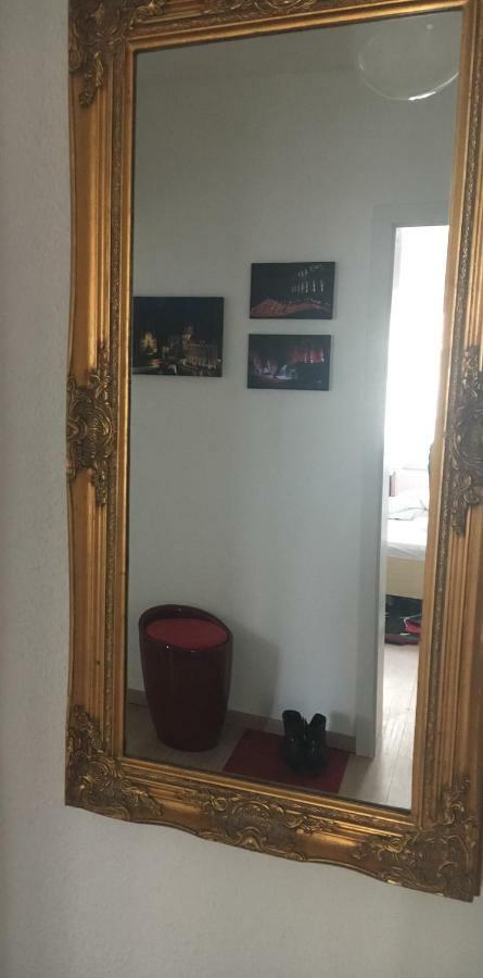 Apartment In Mit Kleinem Balkon, 2 Schlafzimmer *