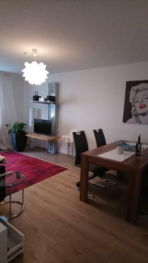 In Mit Kleinem Balkon, 2 Schlafzimmer Apartment *